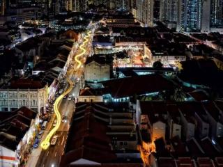 обои Огромная змея из фонарей на улице Сингапура фото