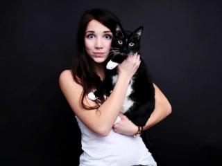 обои Девушка со своим котом на руках фото