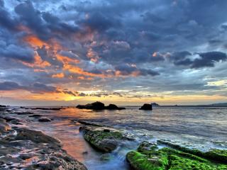 обои Окрашенные облака заката над берегом моря фото