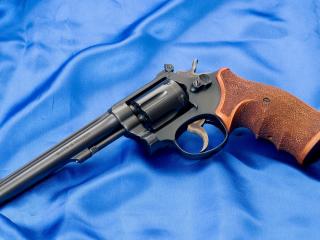 обои Револьвер с коричневой рукояткoй фото