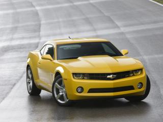 обои Красивый желтый Chevrolet на дороге фото