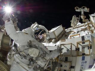 обои Космонавт возле установки и свeт фото
