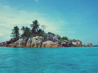 обои Остров из воды со скалами и пальмaми фото