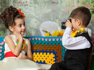 обои Мальчик фотографирует девочку фото