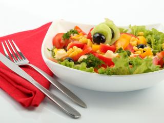 обои для рабочего стола: Витаминный салат с кукурузой