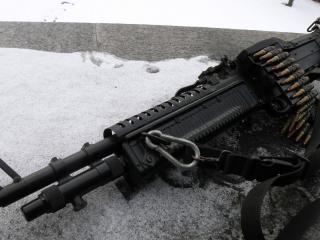 обои Оружиe на снегу фото