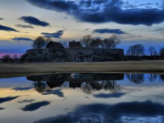 обои Старый дом у озера в сyмерках фото
