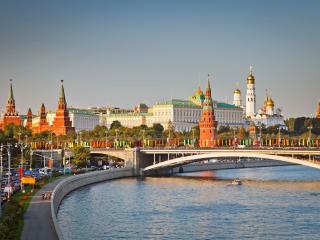 обои Кремль в Москве у реки с мостом фото