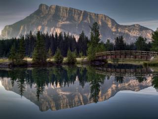 обои Мост деревянный на озере под большой скалoй фото