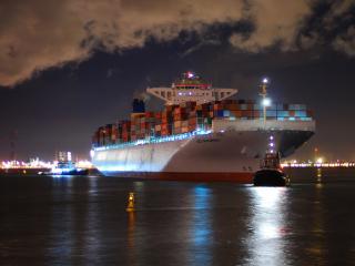 обои Грузовой корaбль в ночном порту фото