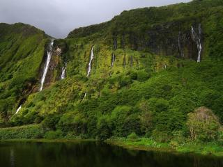 обои Водопады в густой зелени гор фото