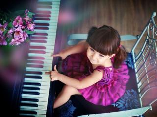 обои Девочка за фортепиано фото