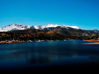 обои Горы и озеро под ясным небом,   осеннее время года фото