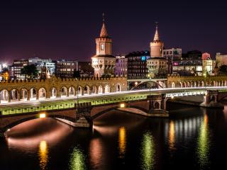 обои Ночной светящийся город,   вид на башни и мост фото