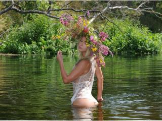 обои Девушка в озере,   с венком на голове,   летняя фея фото