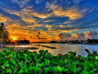 обои Тропический городок у моря под невероятным небом тропического заката фото