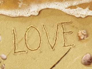 обои Надпись на песке LOVE,   морская пена,   ракушки и камушки фото