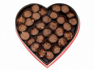 обои Шоколадные с орехами конфеты в коробке фото