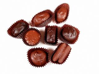 обои Восемь шоколадных конфет на белом фоне фото