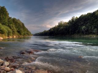 обои Бурное течение чистой лесной реки у камней фото