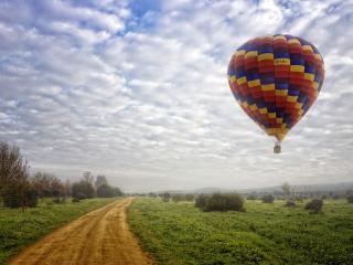 обои Парящий воздушный шар,   дорога,   облака фото