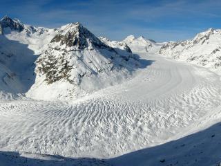 обои Снегoм замело дорогу у невысоких гор фото