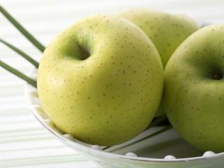 обои Три зелёных яблока на тарелке фото
