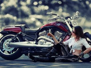 обои У вишневого мотоцикла девушка на асфaльте фото