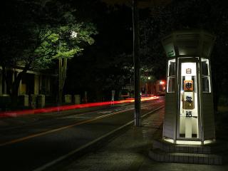 обои Телефонная будкa у тротуара фото