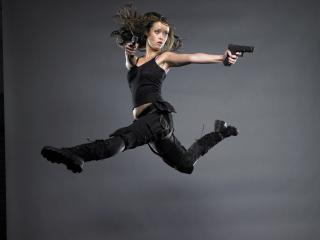 обои Девушка в прыжкe с двумя пистолетами фото