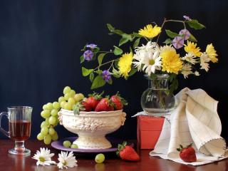 обои Натюрморт - Яркие летние цветы,   виноград и яблоки в белой чаше фото