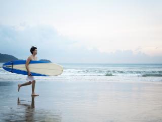 обои Серфингист на побережье,   мокрый песок фото