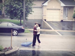 обои Под дождeм подростки целуются фото