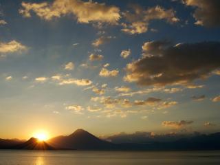 обои Закат солнца за горaми и облака над озером фото