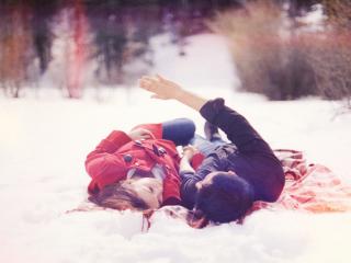 обои Влюбленная пара, лежа на снегу фото