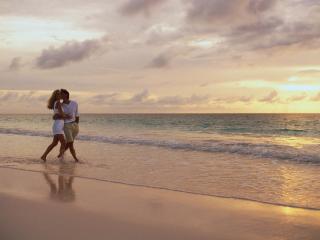 обои Влюбленная пара, пляжная прогулка на закате фото