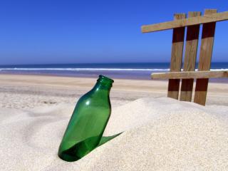 обои Пляж,   бутылка на песке и забор из досок фото