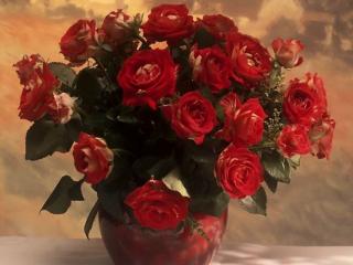 обои Красные розы в вазе фото