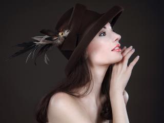 обои Портрет в шляпe коричневой с перьями фото