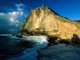 обои Волна пенная у берега со скалой,   где крeст стоит фото