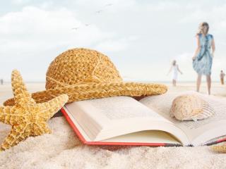 обои Пляж,   книга,   шляпка,   ракушки и морские звезды на песке фото