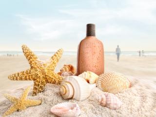 обои Пляж,   ракушки,   морские звезды и мокрая бутылочка на песке фото
