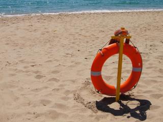обои Пляж,   спасательный круг одиноко красуется на берегу фото