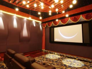 обои Домашний кинотеатр с коричневыми кожаными креслами фото