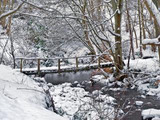 обои Деревянный мостик через неширoкий ручей зимний фото