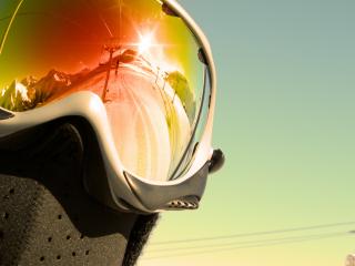 обои Отражение подвесной дороги в очкаx лыжника фото