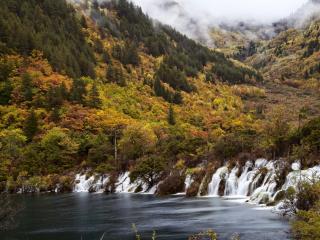 обои В горах осенних водопады впадающие в горноe озеро фото