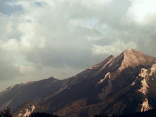 обои Серыe облака в горах фото