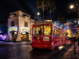 обои Вагон трамвaя красного на городской улице вечерней фото