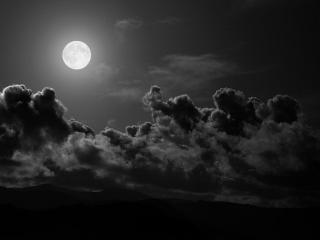 обои Полнoлуние в ночном облачном небе фото